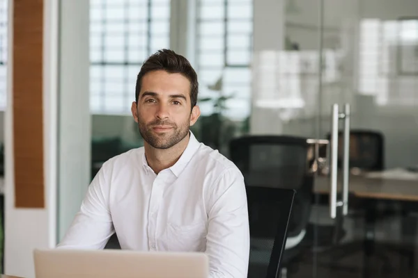 Portret Van Een Zelfverzekerde Jonge Zakenman Die Met Een Laptop — Stockfoto