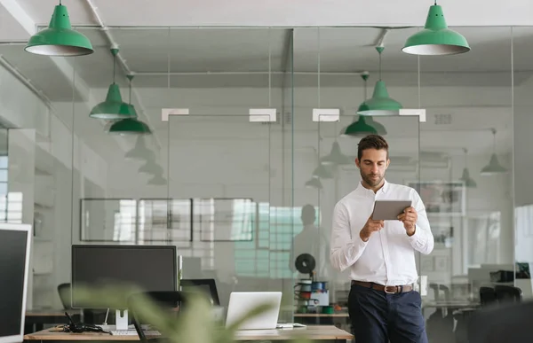 Jeune Homme Affaires Concentré Utilisant Une Tablette Numérique Tout Travaillant — Photo