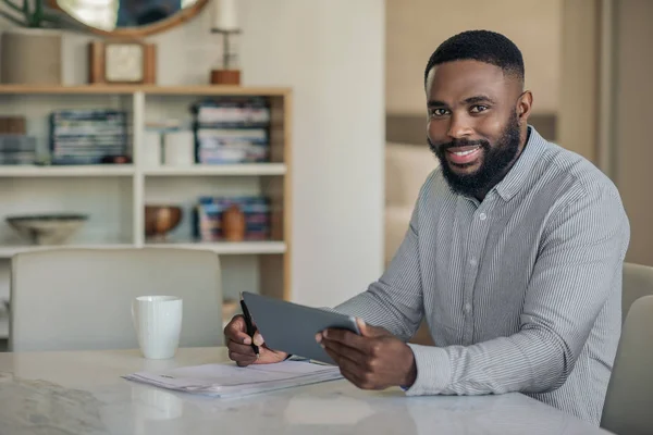 Retrato Joven Afroamericano Sonriente Sentado Una Mesa Casa Usando Una — Foto de Stock