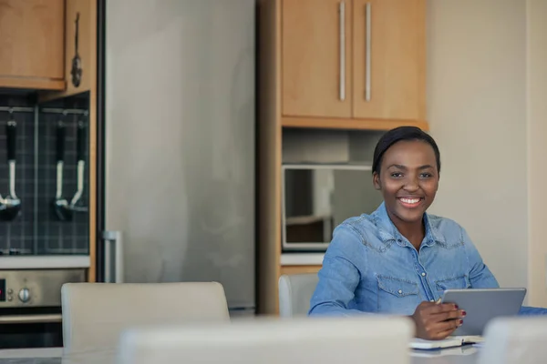 Retrato Una Joven Afroamericana Sonriendo Mientras Estaba Sentada Mesa Cocina — Foto de Stock