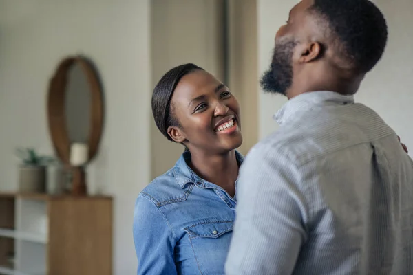 自宅のリビングルームで一緒に立っている間 夫と笑っている若いアフリカ系アメリカ人の女性 — ストック写真