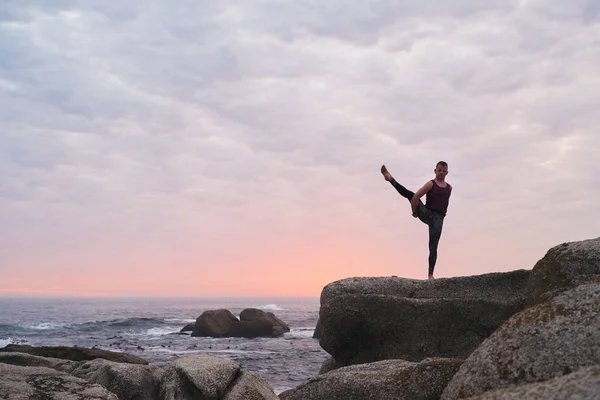 Fitter Mann Der Paradiesvogel Posiert Während Yoga Auf Einem Felsen — Stockfoto