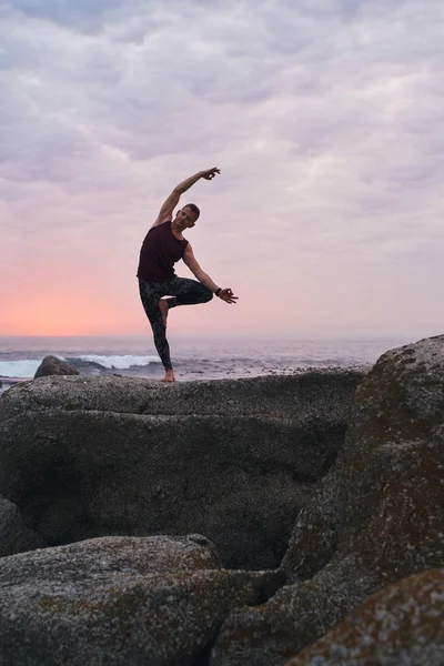 Fit Man Doing Tree Pose While Practicing Yoga Some Rocks — Stock Photo, Image