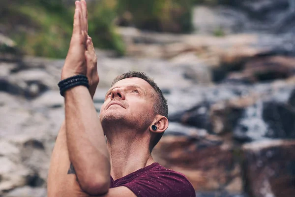 Hombre Forma Haciendo Pose Águila Mientras Practica Yoga Algunas Rocas —  Fotos de Stock