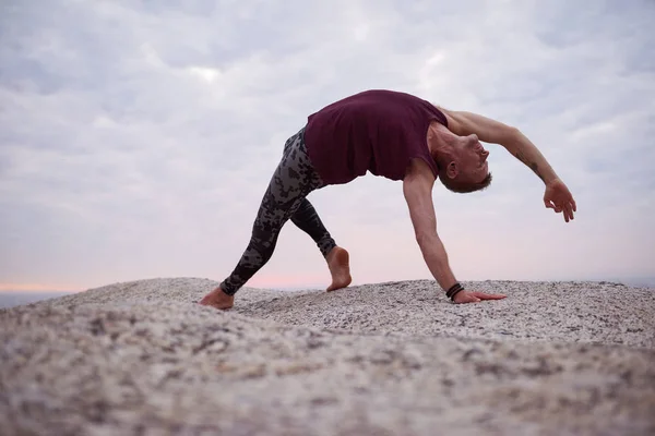 Fitter Mann Wilder Pose Während Yoga Allein Auf Einem Felsen — Stockfoto