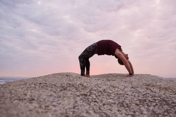 Fitter Mann Der Beim Yoga Auf Felsen Meer Vor Einem — Stockfoto