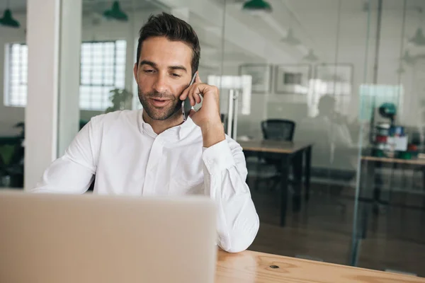 Smiling Young Businessman Talking Client Cellphone While Sitting His Desk — Stock Photo, Image