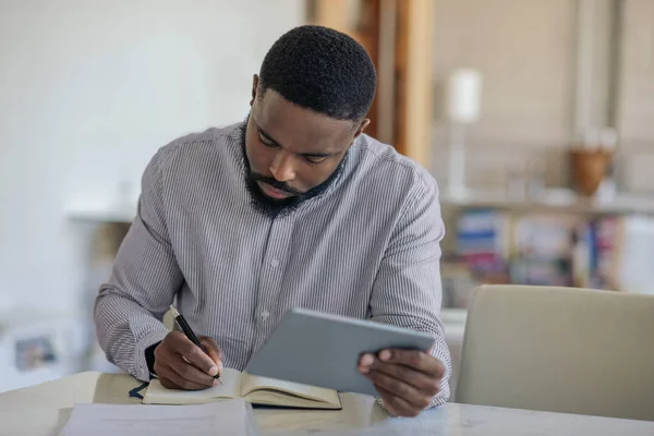 Junger Afrikanisch Amerikanischer Mann Sitzt Hause Einem Tisch Und Schaut — Stockfoto