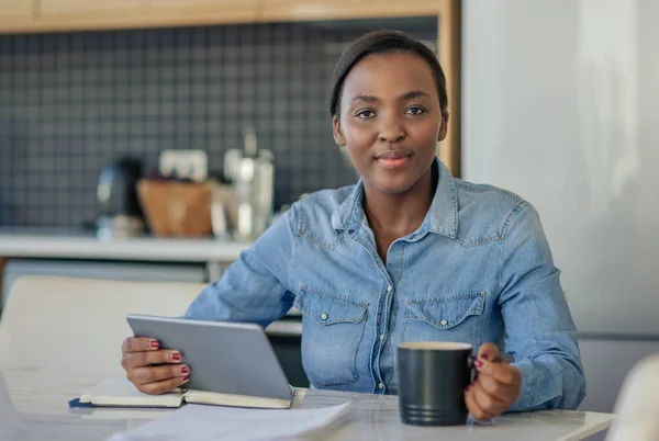 Porträtt Leende Ung Afrikansk Amerikansk Kvinna Sitter Vid Hennes Köksbord — Stockfoto