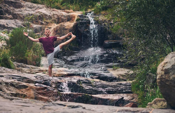 Fit Man Gör Den Utökade Stående Hand Till Pose Medan — Stockfoto