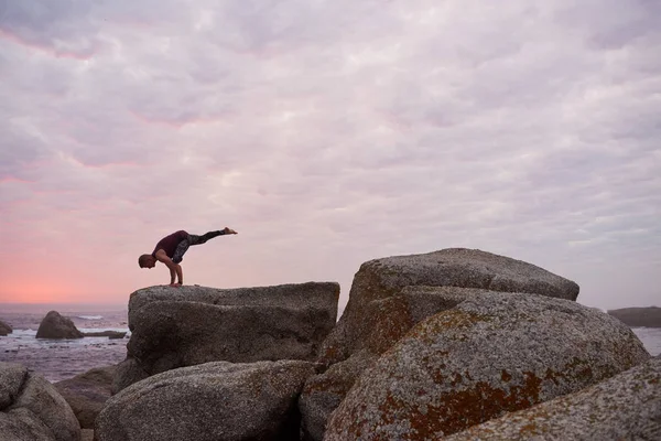 Fitter Mann Der Einbeinigen Krähenpose Während Yoga Auf Einigen Felsen — Stockfoto