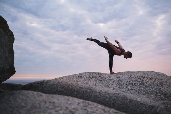 Fitter Mann Der Drei Krieger Gibt Während Yoga Allein Auf — Stockfoto