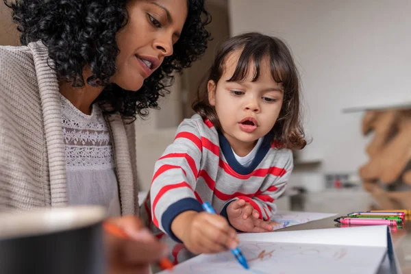 Madre Sonriente Adorable Niña Para Colorear Con Lápices Colores Juntos — Foto de Stock