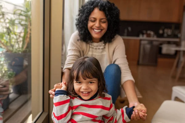 Retrato Una Adorable Niña Riéndose Mientras Sienta Con Amorosa Madre — Foto de Stock