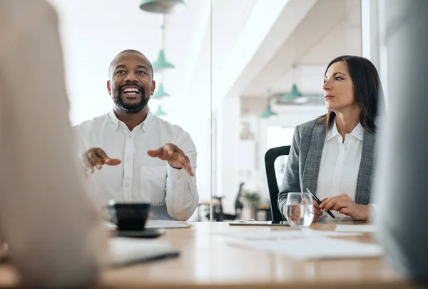 Uśmiechnięty African American Biznesmen Wyjaśniając Swoje Pomysły Grupy Współpracowników Podczas — Zdjęcie stockowe