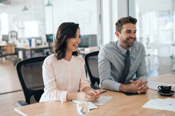 Dos Jóvenes Empresarios Riendo Mientras Sientan Juntos Una Mesa Durante — Foto de Stock