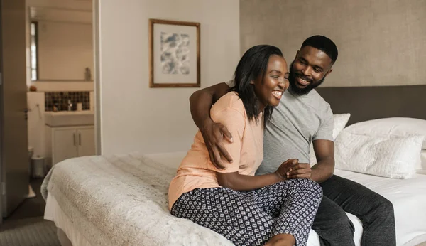 Zärtliches Junges Afrikanisch Amerikanisches Paar Lacht Während Morgens Schlafanzug Auf — Stockfoto
