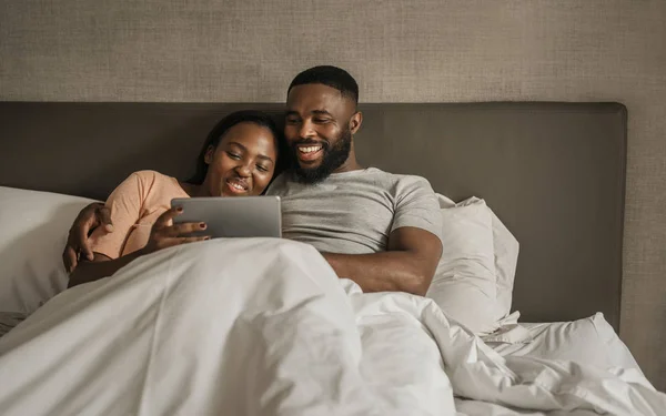 Smiling Young African American Couple Watching Videos Tablet While Lying — Stock Photo, Image