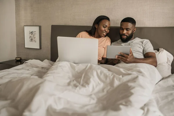 Sonriendo Joven Pareja Afroamericana Acostados Juntos Pijama Cama Por Mañana — Foto de Stock