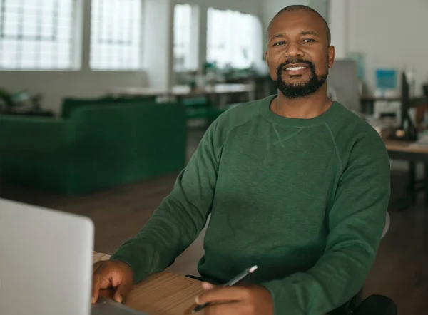 Портрет Усміхнений Африканський Американський Дизайнер Працює Ноутбуці Сидячи Своєму Офісному — стокове фото