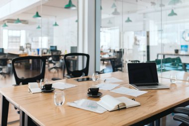 Bir toplantı dan sonra bir masa ve sandalyeler, dizüstü bilgisayar ve ofis malzemeleri içeren modern bir ofis yönetim kurulu iç