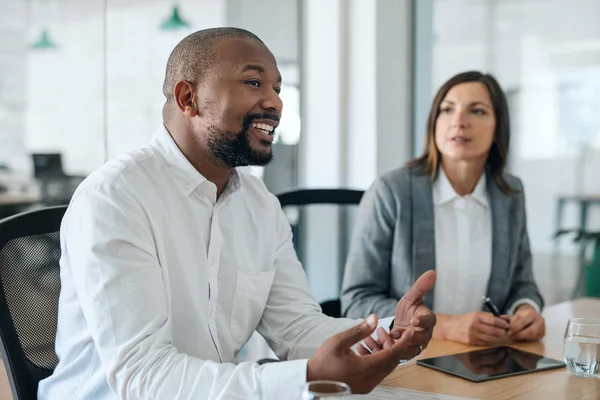 Uśmiechnięty African American Biznesmen Omawia Pracę Grupą Kolegów Podczas Spotkania — Zdjęcie stockowe