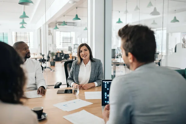 Joven Empresaria Discutiendo Trabajo Con Grupo Diverso Colegas Durante Una — Foto de Stock