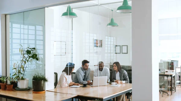 Diverse Gruppe Von Geschäftsleuten Die Einem Laptop Arbeiten Während Sie — Stockfoto