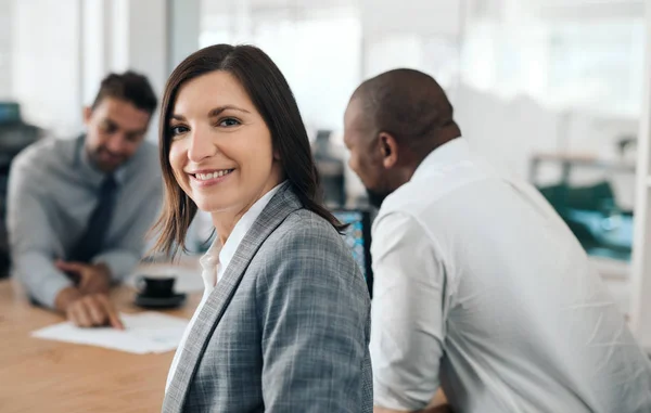 Retrato Uma Empresária Sorridente Sentada Com Grupo Diversificado Colegas Torno — Fotografia de Stock