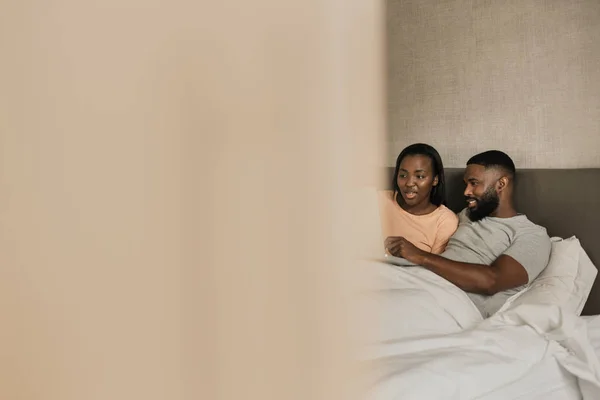 Mladí Afričtí Američtí Manželé Nosí Pyžamo Usmívají Při Sledování Videí — Stock fotografie