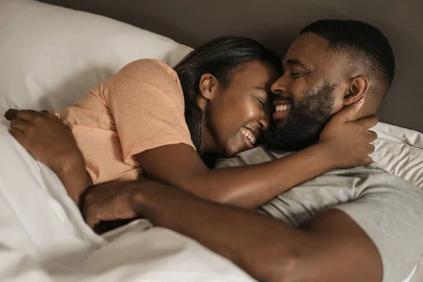 Ласкавий Молодий Афроамериканець Пара Посміхається Обіймаючи Один Одного Лежачи Ліжку — стокове фото