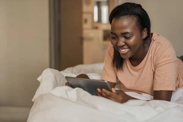 Sorrindo Jovem Afro Americana Vestindo Pijama Deitada Sua Cama Pela — Fotografia de Stock