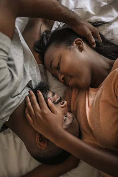 Gyengéd Fiatal Afro Amerikai Házaspár Akik Egymás Szeme Miközben Ágyban — Stock Fotó
