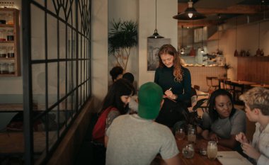 Akşam bir bistro masada birlikte otururken bir garson sipariş genç arkadaşlar çeşitli grup