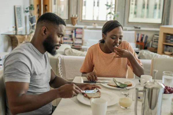 Joven Pareja Afroamericana Desayunando Juntos Mesa Comedor Casa Por Mañana —  Fotos de Stock