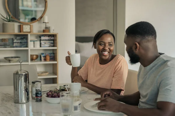 Jonge Afro Amerikaanse Vrouw Lacht Tijdens Het Drinken Van Koffie — Stockfoto