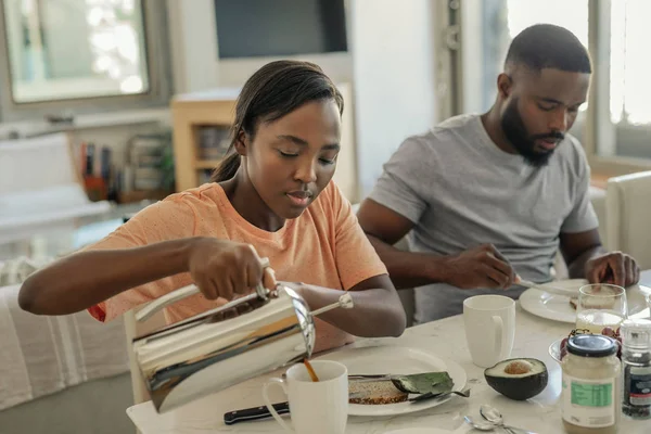 Joven Mujer Afroamericana Sirviendo Café Durante Desayuno Con Marido Mesa — Foto de Stock