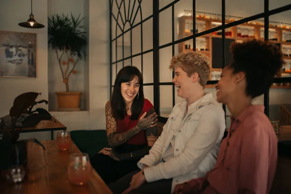 Grupo Diverso Jovens Amigas Sentadas Uma Mesa Bar Conversando Rindo — Fotografia de Stock