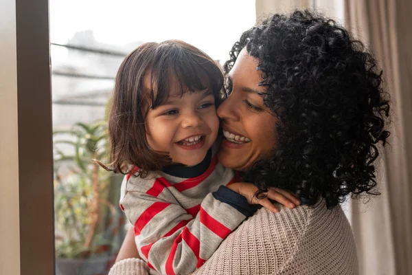 Lächelnde Mutter Umarmt Ihre Entzückende Kleine Tochter Während Sie Hause — Stockfoto