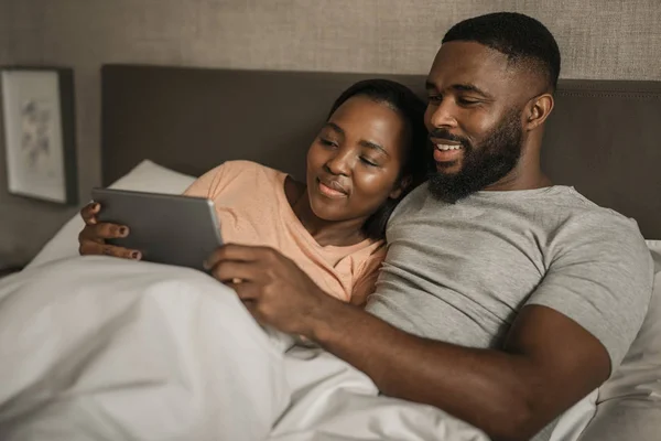 Sorrindo Jovem Casal Afro Americano Assistindo Vídeos Tablet Juntos Enquanto — Fotografia de Stock