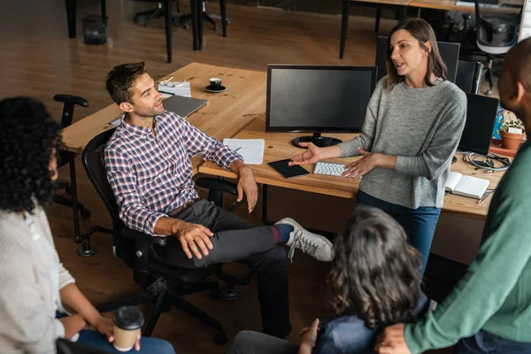 Diverso Grupo Diseñadores Discutiendo Trabajo Mientras Tienen Una Reunión Informal —  Fotos de Stock