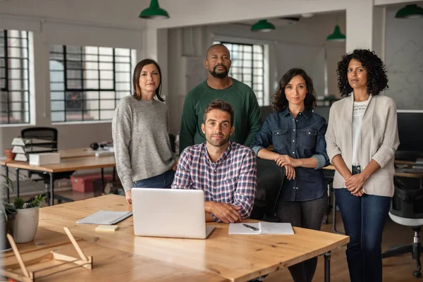 Retrato Equipo Diverso Diseñadores Enfocados Trabajando Juntos Alrededor Una Mesa — Foto de Stock