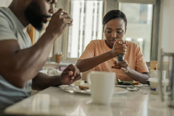 Junge Afrikanisch Amerikanische Frau Mahlt Pfeffer Auf Ihrem Essen Während — Stockfoto