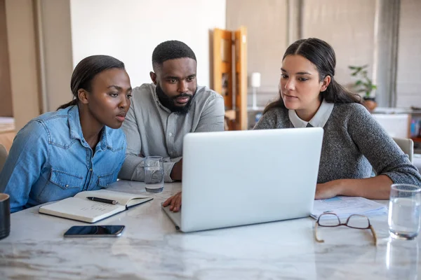 金融顾问和一对年轻的非洲裔美国夫妇坐在自家客厅的桌子旁 一边用笔记本电脑讨论储蓄计划 — 图库照片