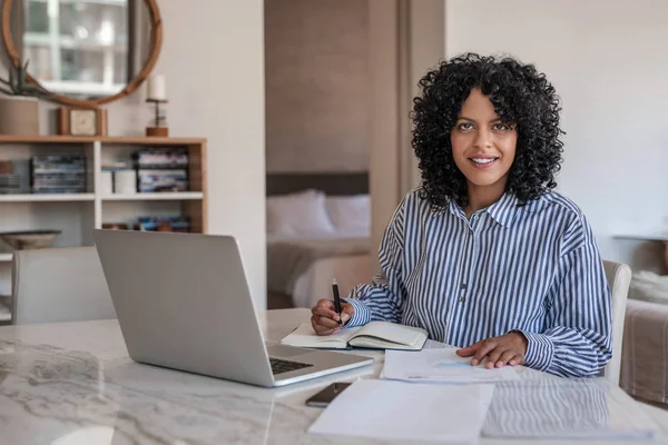 Retrato Una Joven Empresaria Sonriente Revisando Papeleo Mientras Trabajaba Portátil — Foto de Stock