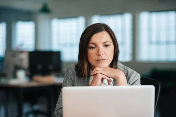 Fokuserad Affärskvinna Tittar Djupt Men När Hon Sitter Vid Sitt — Stockfoto