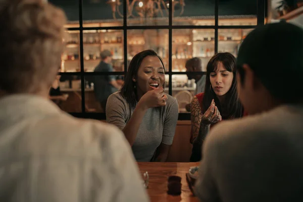 Genç Kadın Yemek Yiyor Birlikte Gülüyorlar Akşam Bir Barda Arkadaşlarıyla — Stok fotoğraf