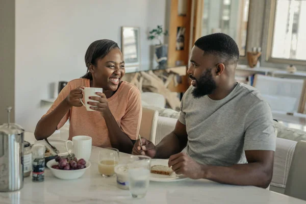 Riendo Joven Pareja Afroamericana Sentados Juntos Mesa Cocina Por Mañana — Foto de Stock