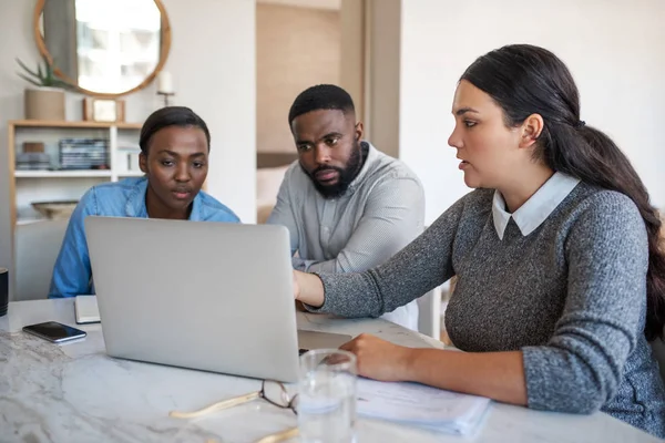 아프리카 미국인 부부와 거실에 테이블에서 노트북으로 계획에 토론하는 자문가 — 스톡 사진