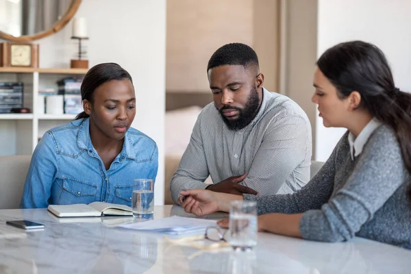 Asesora Financiera Revisando Plan Ahorros Con Una Joven Pareja Afroamericana — Foto de Stock